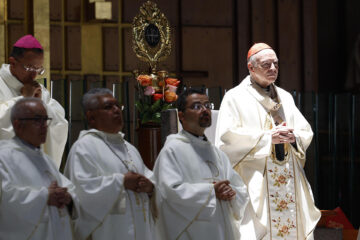 El arzobispo primado de México, Carlos Aguiar Retes (d), oficia una misa en honor al papa Francisco en la Basílica de Guadalupe de Ciudad de México (México). Retes es uno de los papas latinoamericanos que participará en el cónclave. EFE/ Sáshenka Gutiérrez