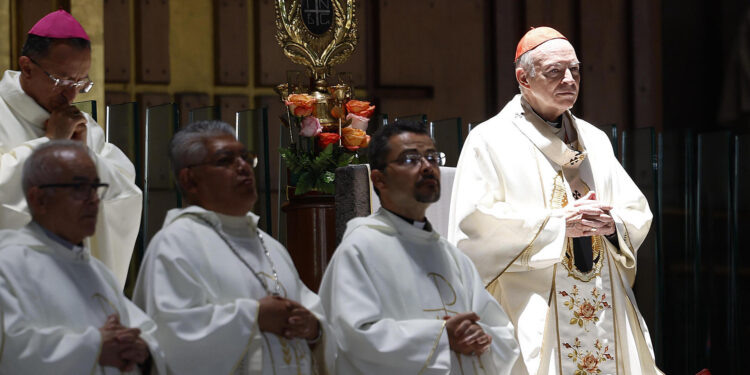 El arzobispo primado de México, Carlos Aguiar Retes (d), oficia una misa en honor al papa Francisco en la Basílica de Guadalupe de Ciudad de México (México). Retes es uno de los papas latinoamericanos que participará en el cónclave. EFE/ Sáshenka Gutiérrez