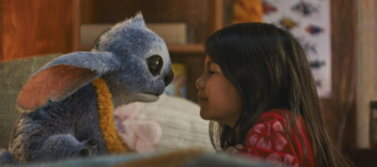 Fotograma en el que aparecen el personaje de ficción Stitch (i) y la joven actriz Maia Kealoha (d) como Lilo en la película de acción real de Disney, Lilo & Stitch. EFE/ Disney
