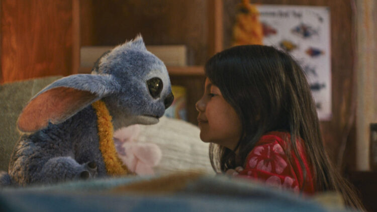 Fotograma en el que aparecen el personaje de ficción Stitch (i) y la joven actriz Maia Kealoha (d) como Lilo en la película de acción real de Disney, Lilo & Stitch. EFE/ Disney