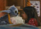Fotograma en el que aparecen el personaje de ficción Stitch (i) y la joven actriz Maia Kealoha (d) como Lilo en la película de acción real de Disney, Lilo & Stitch. EFE/ Disney