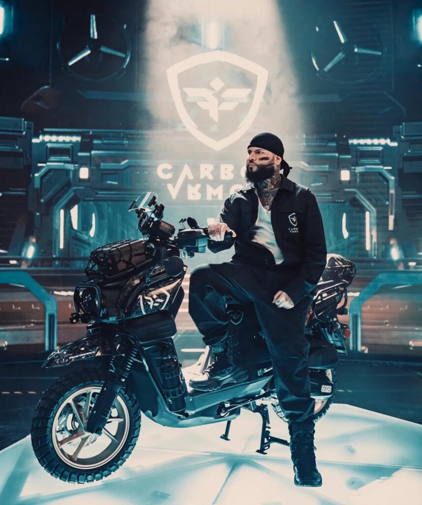 f8b618b1fa8d83a9861028c15d22577338d2d9d7w-1-857x1024 Farruko presenta su propia línea de motocicletas
