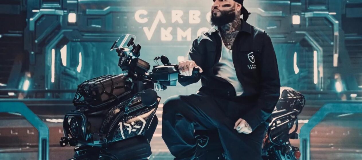 Farruko presenta su propia línea de motocicletas