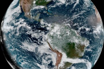 Fotografía satelital cedida por la Oficina Nacional de Administración Oceánica y Atmosférica (NOAA) a través del Centro Nacional de Huracanes (NHC) estadounidense donde se muestra una vista general al Océano Atlántico. EFE/NOAA-NHC