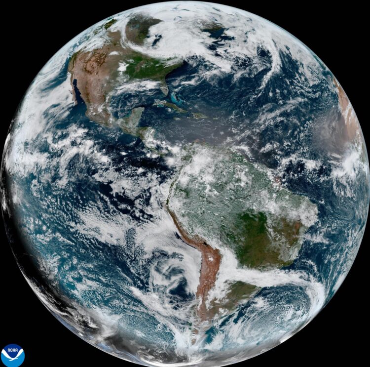 Fotografía satelital cedida por la Oficina Nacional de Administración Oceánica y Atmosférica (NOAA) a través del Centro Nacional de Huracanes (NHC) estadounidense donde se muestra una vista general al Océano Atlántico. EFE/NOAA-NHC