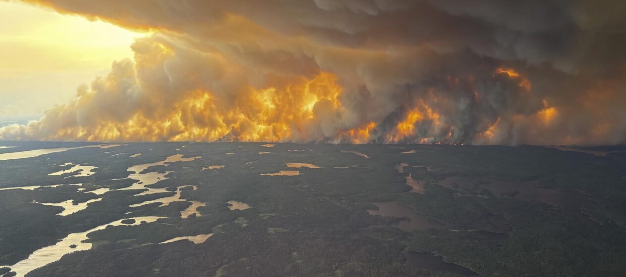 Fotografía cedida el pasado 30 de mayo por el Gobierno regional de Manitoba de una vista aérea y general de un gigantesco incendio forestal en Flin Flon, Manitoba (Canadá). EFE/Gobierno regional de Manitoba