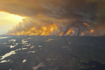 Fotografía cedida el pasado 30 de mayo por el Gobierno regional de Manitoba de una vista aérea y general de un gigantesco incendio forestal en Flin Flon, Manitoba (Canadá). EFE/Gobierno regional de Manitoba