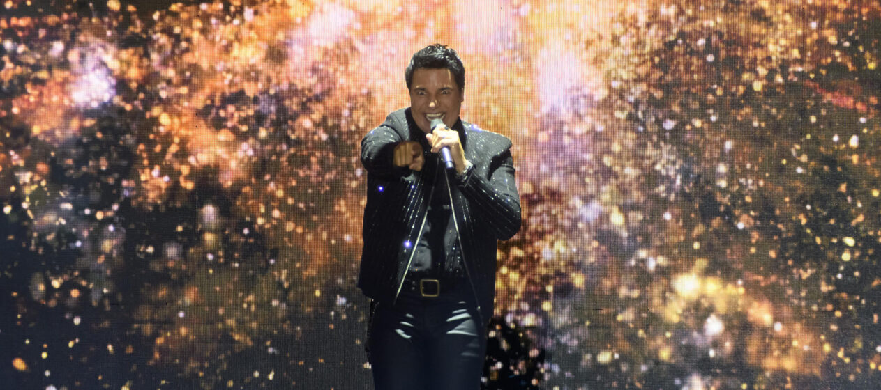 El músico y cantante puertorriqueño Chayanne durante el concierto que ha ofrecido hoy domingo en el Icónica Santalucía Sevilla Fest que se celebra en la capital andaluza. EFE/ Raúl Caro.