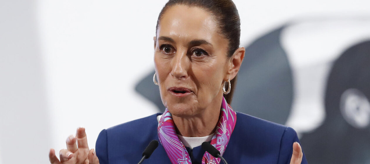 La presidenta de México, Claudia Sheinbaum, habla en una rueda de prensa este lunes, en el Palacio Nacional de Ciudad de México (México). EFE/ Mario Guzmán