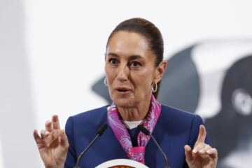 La presidenta de México, Claudia Sheinbaum, habla en una rueda de prensa este lunes, en el Palacio Nacional de Ciudad de México (México). EFE/ Mario Guzmán