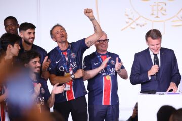El presidente francés, Emmanuel Macron se dirige a Luis Enrique Martínez.EFE/EPA/Thomas Padilla