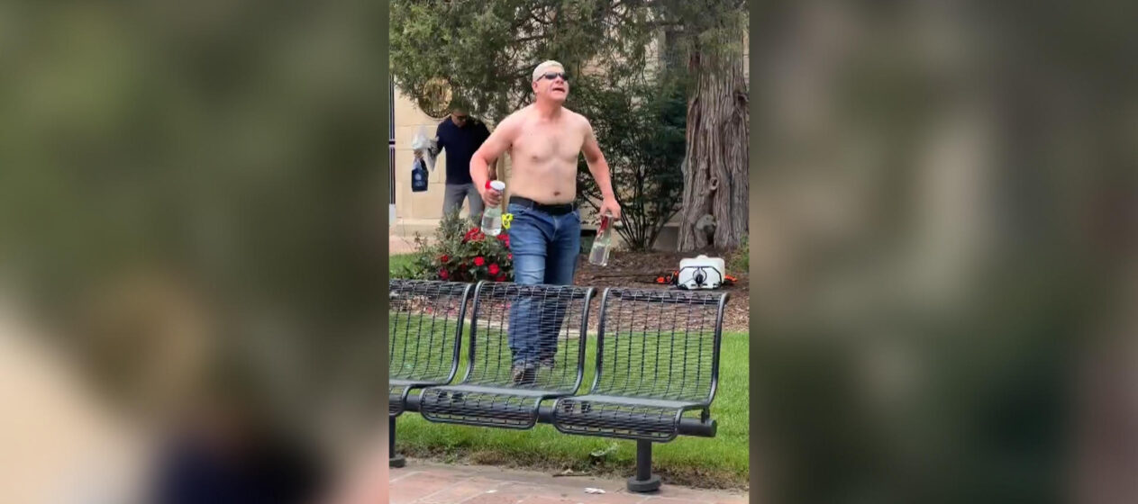 Captura de video de un hombre acusado de prender fuego a varias personas en una zona comercial, un hecho que dejó múltiples heridos y que el FBI ya ha calificado como un "ataque terrorista", en Boulder Colorado (EE.UU.) EFE/ Rastreo de Redes X /