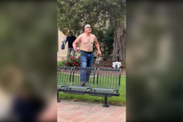 Captura de video de un hombre acusado de prender fuego a varias personas en una zona comercial, un hecho que dejó múltiples heridos y que el FBI ya ha calificado como un "ataque terrorista", en Boulder Colorado (EE.UU.) EFE/ Rastreo de Redes X /