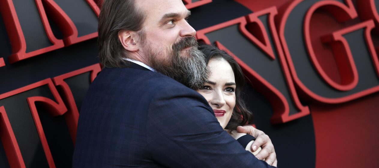 Foto de archivo que muestra a la actriz estadounidense Winona Ryder (d) y el actor David Harbour, parte del elenco de la serie de Netflix 'Stranger Things'. EFE/EPA/ETIENNE LAURENT