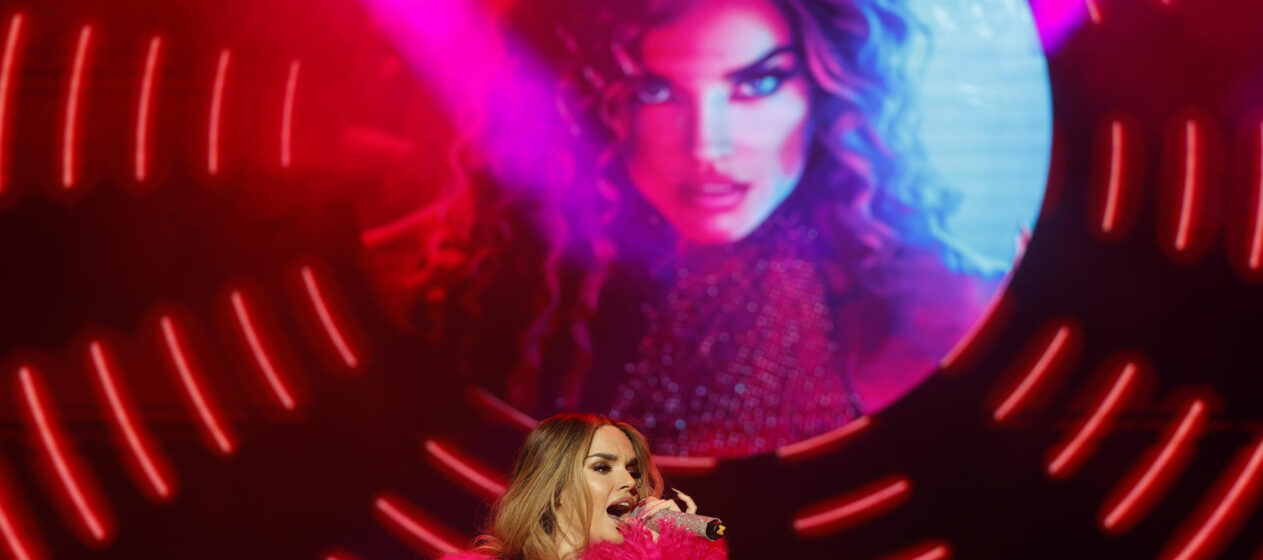 La cantante Melody durante su actuación hoy sábado en el recinto ferial de Antequera, incluida en la Feria de Primavera que se celebra en la localidad malagueña. EFE / Jorge Zapata.