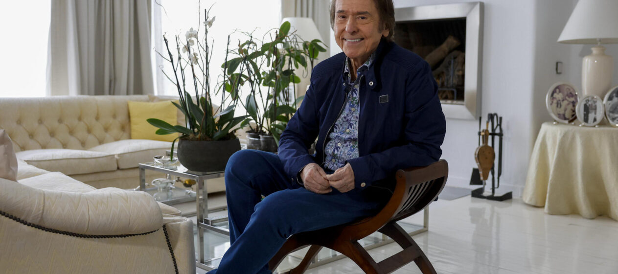 Fotografía de archivo del 2 de mayo de 2025 del cantante español Raphael posando durante una entrevista con EFE, en Madrid (España). EFE/ Juan Carlos Hidalgo