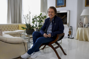 Fotografía de archivo del 2 de mayo de 2025 del cantante español Raphael posando durante una entrevista con EFE, en Madrid (España). EFE/ Juan Carlos Hidalgo